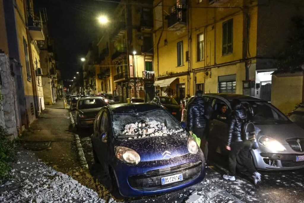 calcinacci su auto dopo terremoto campi flegrei