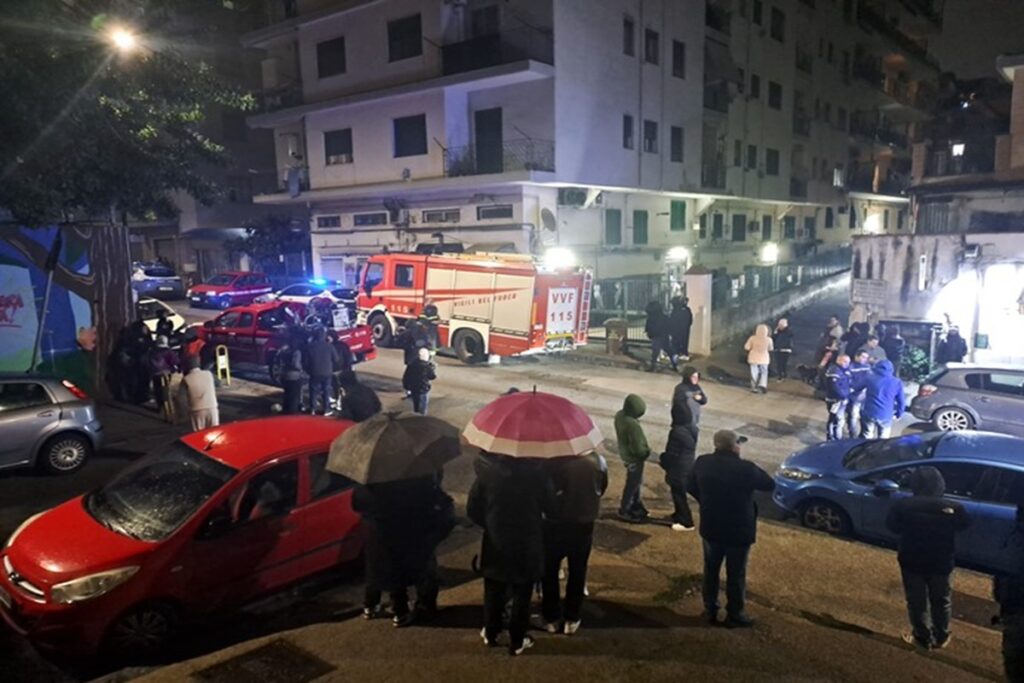 La gente in strada dopo il terremoto ai Campi Flegrei