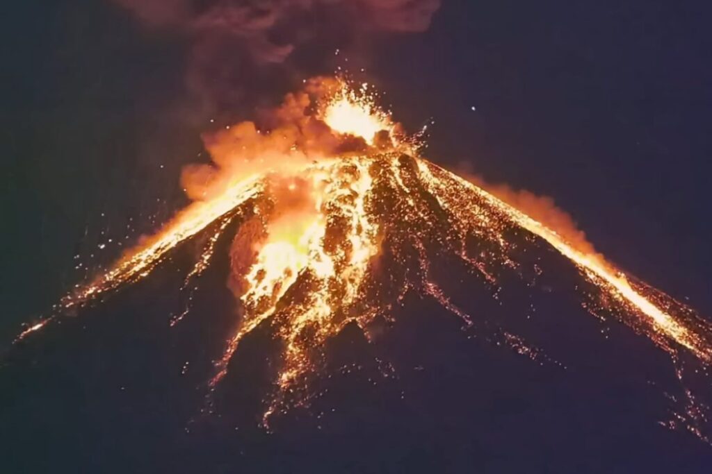 eruzione vulcano fuego in guatemala