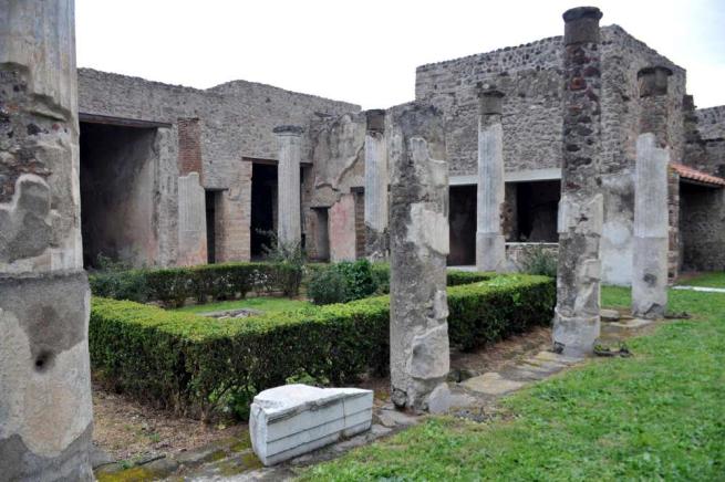 Pompei Turista Georgiano Ruba Pezzi Di Un Mosaico Arrestato Blitz