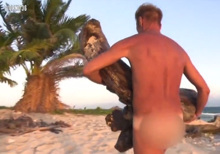 Rocco Siffredi Nudo A Playa Desnuda Alle Prese Con I Tronchi Foto
