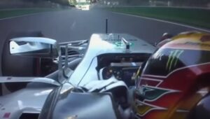 YOUTUBE Lewis Hamilton guida con una mano a 300 km/h, la Mercedes perde i pezzi...