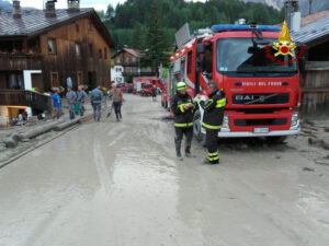 Bomba d'acqua su Cortina d'Ampezzo, colata di detriti travolge auto: un morto