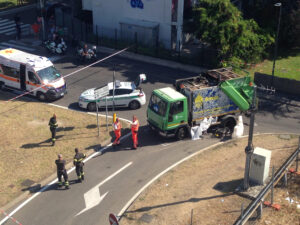 Milano, ciclista travolto e ucciso a San Siro da un furgone dell'Amsa. Con la guida a destra
