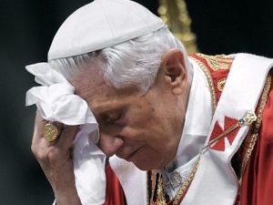 La preoccupazione di Georg Ratzinger, fratello del Papa emerito: "E' paralizzato"