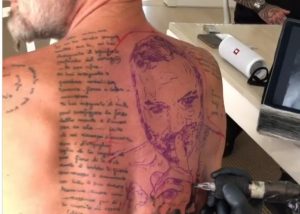Gianluca Vacchi si tatua la sua faccia sulla schiena 