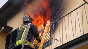 Milano, incendio in appartamento: anziana trovata carbonizzata