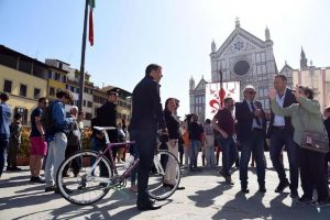 Renzi, sondaggio in piazza a Firenze: "Vi piacerebbe governo Pd-M5s?"