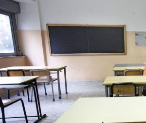 Studente aggredisce prof in classe per un voto a Lucca