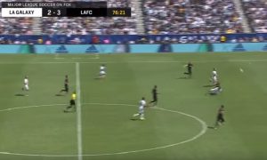 YOUTUBE Zlatan Ibrahimovic: gol al volo da metà campo all'esordio con i Galaxy