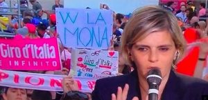 Giro d'Italia, striscione "piccante" per la giornalista Alessandra De Stefano: imbarazzo diretta tv Rai