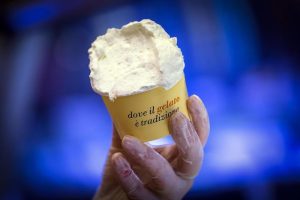 Torino: regala panna su coppetta gelato da due euro, Finanza multa gelataio