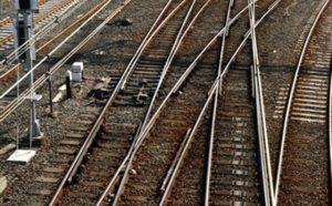 Incidente ferroviario in Baviera: treno regionale tampona convoglio merci, 2 morti e 14 feriti