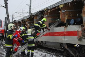 Austria: treno deraglia, due vagoni si capovolgono. Diversi feriti: tra loro anche scolari