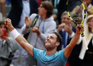 Roland Garros, impresa di Marco Cecchinato: batte Djokovic e vola in semifinale (foto Ansa)