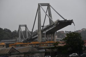 Ponte Morandi, le campate laterali hanno resistito: sotto ci sono 4 condomini (foto Ansa)