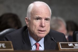 John McCain interrompe le cure contro il tumore terminale al cervello