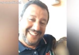 Matteo Salvini, la figlia spunta nel video della diretta Facebook: "Papà sta lavorando"