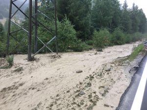 Val Ferret Courmayer: evacuati 200 turisti in elicottero, vacanza finita, chiuso l'accesso alla valle