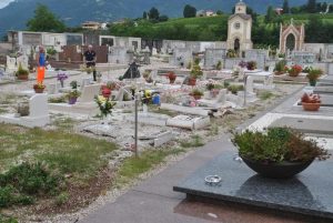 Novara, tombe di due bambine africane imbrattate. Razzismo o vandali?