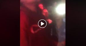 Jamil a Martina Franca tira schiaffo a ragazzo, al suo concerto con la felpa di Noyz Narcos VIDEO