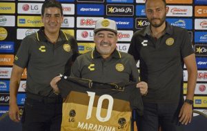 Maradona allena in regno narcos: "La droga è stata il mio incubo"