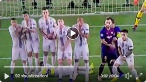 Brozovic VIDEO Barcellona-Inter: scivolata dietro la barriera sulla punizione rasoterra di Suarez