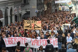 Genova, la gente per strada: "Vi diamo un mese e poi blocchiamo la città"