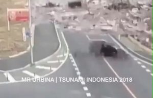 tsunami indonesia auto fuggono
