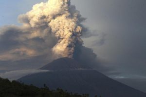 Sulawesi, dopo il terremoto e lo tsunami ora l'eruzione del vulcano Soputan