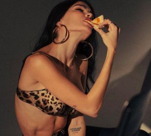 Jovana Djordjevic, VIDEO e FOTO, provoca fan Instagram: "Amo il s*sso, la pizza e..."