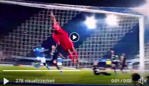 Buffon miraculous on Mertens, VIDEO of his crazy parade in Naples-Psg