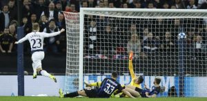Enrico Mentana salta il tg su La7 per Tottenham-Inter a Wembley