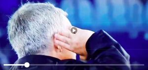 Mourinho mostra orecchio a tifosi Juventus dopo vittoria Manchester United (VIDEO)