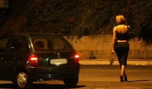 Piacenza, finti poliziotti violentavano e rapinavano prostitute
