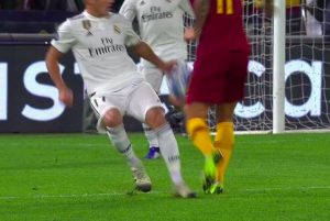 Roma-Real, mano di Vazquez: Kolarov protesta, arbitro non assegna né rigore né punizione