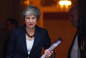 Brexit, Theresa May a rischio caduta: 4 ministri si dimettono