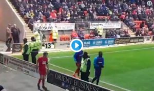 Inghilterra: calciatore si scalda a bordo campo, tifoso lo imita (VIDEO)