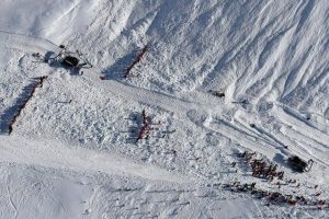 Alpi francesi: sepolto 40 minuti dalla valanga, salvo per miracolo dodicenne