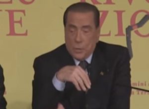 Berlusconi: "Non è vero che non ho mai scelto un delfino. Ma si sono sempre rivelati sardine" VIDEO