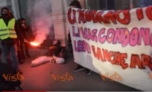 Milano, studenti danno fuoco al manichino di Salvini VIDEO
