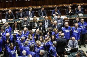 Manovra, la Camera vota la fiducia. Bagarre in aula. Forza Italia con i gilet azzurri (foto Ansa)