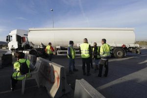 Gilet gialli, blocco dei manifestanti a Perpignan: auto contro camion, muore conducente