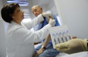 Influenza, scorte vaccino quasi esaurite, over 65 scoperti. Finite in Emilia-Romagna, Campania e Sardegna