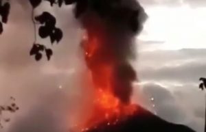 Indonesia, vulcano Krakatoa erutta e provoca lo tsunami: il VIDEO