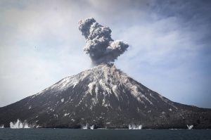 Indonesia: altro tsunami in arrivo dopo gli oltre 300 morti? Il figlio del Krakatoa erutta ancora...