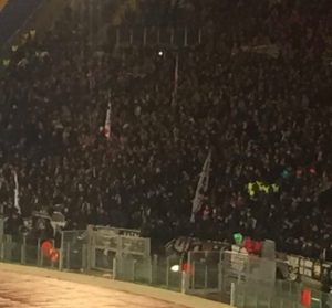 Lazio-Eintracht, invasione di campo dei tifosi tedeschi e lancio di fumogeni alla polizia