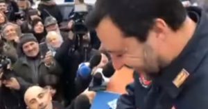 Salvini, sostenitore gli chiede autografo su maglia Milan
