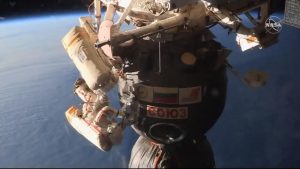 Iss, un buco sulla navicella spaziale Soyuz: gli astronauti escono col coltello