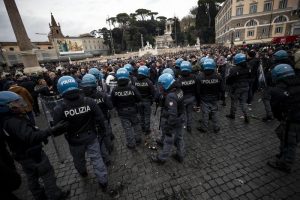 Tifosi Eintracht paralizzano Roma: scontri con polizia e laziali, supermercato saccheggiato e centro storico ridotto a porcile